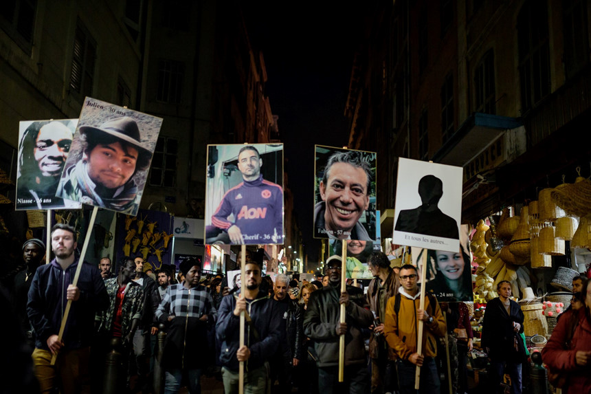 Chung cư ổ chuột nghiêng ngả tại Pháp phơi bày sự nghèo khó