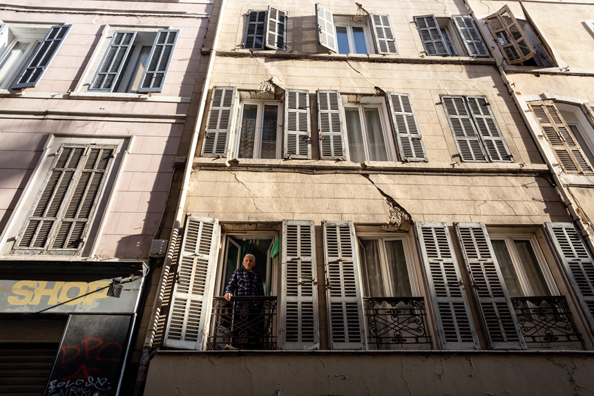 Chung cư ổ chuột nghiêng ngả tại Pháp phơi bày sự nghèo khó