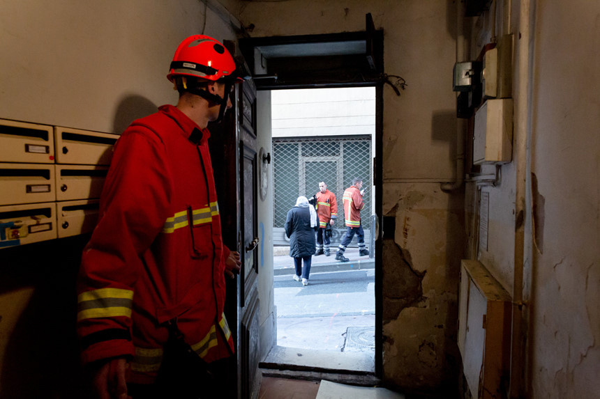 Chung cư ổ chuột nghiêng ngả tại Pháp phơi bày sự nghèo khó