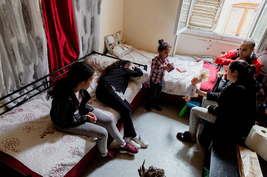 Chung cư ổ chuột nghiêng ngả tại Pháp phơi bày sự nghèo khó