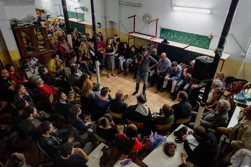 Chung cư ổ chuột nghiêng ngả tại Pháp phơi bày sự nghèo khó