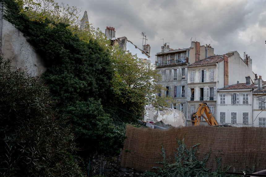 Chung cư ổ chuột nghiêng ngả tại Pháp phơi bày sự nghèo khó
