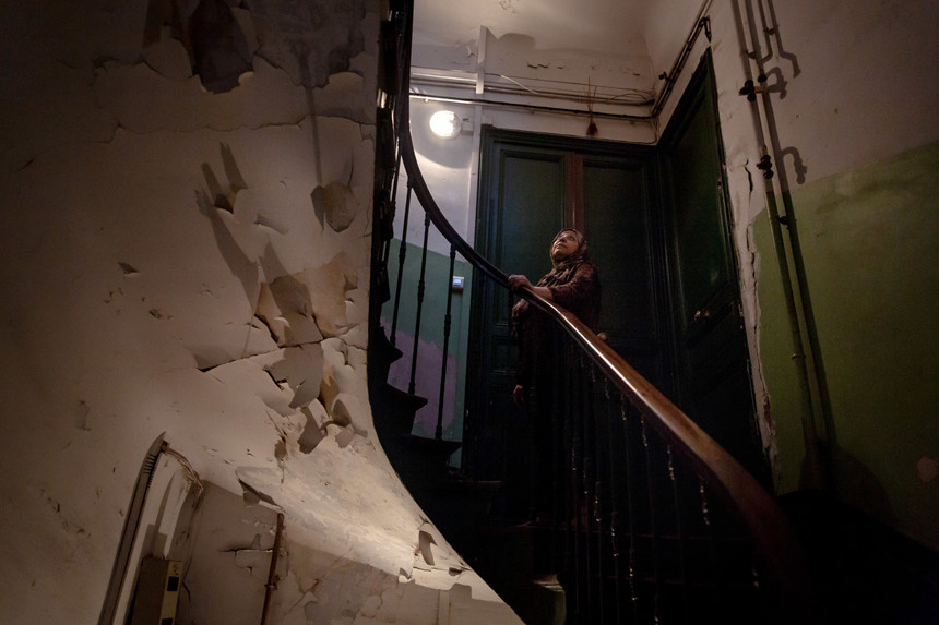 Chung cư ổ chuột nghiêng ngả tại Pháp phơi bày sự nghèo khó