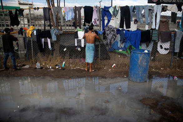 Cảnh khốn cùng của dân tị nạn bị kẹt ở biên giới Mỹ