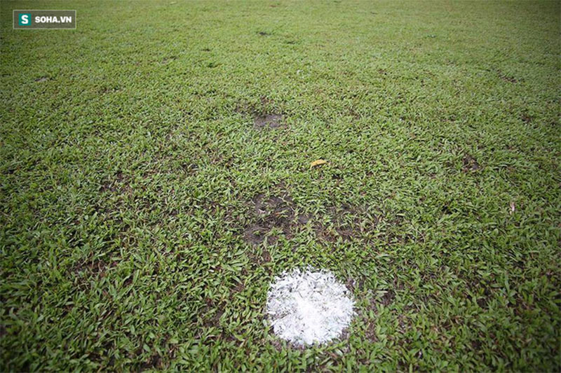 Cận cảnh nguy cơ cho đội tuyển Việt Nam: SVĐ lụp xụp, đầy ổ gà, ổ trâu