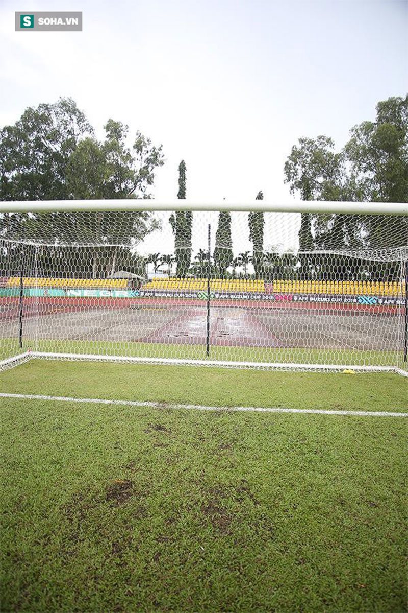 Cận cảnh nguy cơ cho đội tuyển Việt Nam: SVĐ lụp xụp, đầy ổ gà, ổ trâu