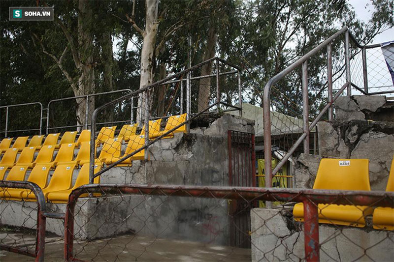 Cận cảnh nguy cơ cho đội tuyển Việt Nam: SVĐ lụp xụp, đầy ổ gà, ổ trâu