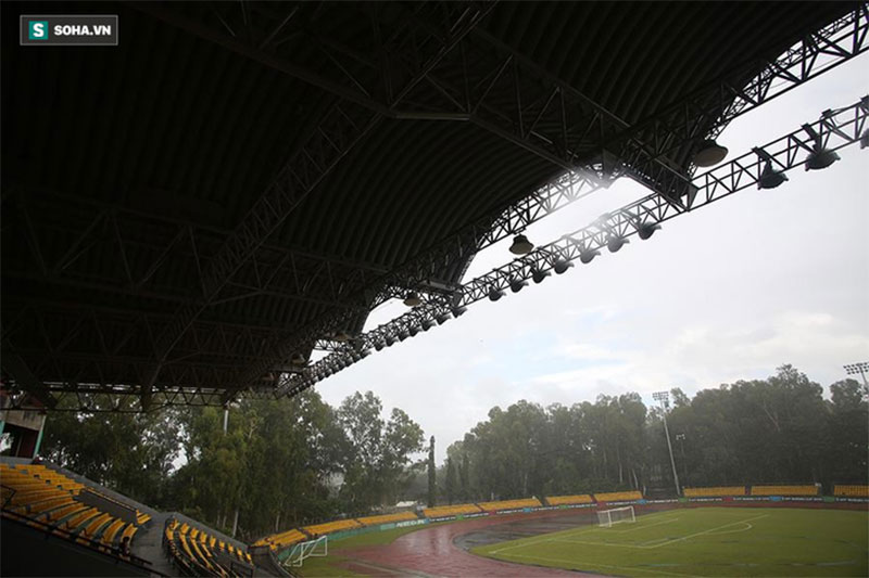 Cận cảnh nguy cơ cho đội tuyển Việt Nam: SVĐ lụp xụp, đầy ổ gà, ổ trâu