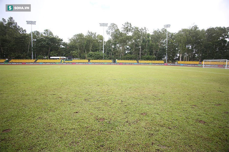 Cận cảnh nguy cơ cho đội tuyển Việt Nam: SVĐ lụp xụp, đầy ổ gà, ổ trâu