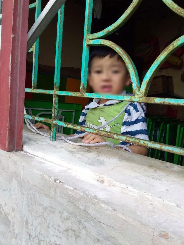 Phụ huynh chụp được ảnh bé trai 4 tuổi bị buộc dây vào người ở trường mẫu giáo, giáo viên nói: Ai đó đã làm việc này để đổ oan chúng tôi