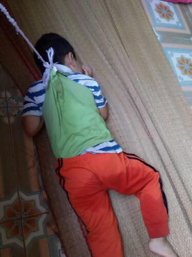 Phụ huynh chụp được ảnh bé trai 4 tuổi bị buộc dây vào người ở trường mẫu giáo, giáo viên nói: Ai đó đã làm việc này để đổ oan chúng tôi