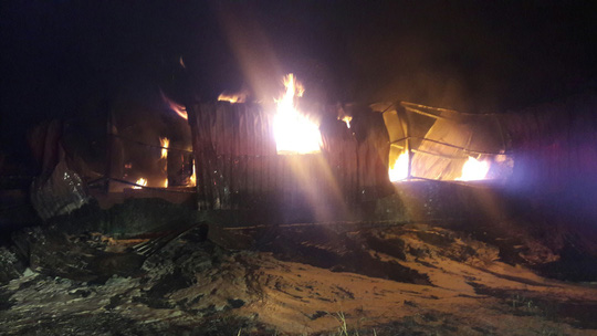 Đà Nẵng: Đang cháy kinh hoàng tại kho sơn 1.000 m2 thuộc KCN Hòa Cầm