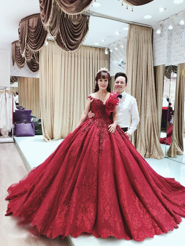 Cô dâu 62 tuổi từng nằm ôm chồng khóc 2 ngày vì hứng hơn 4000 bình luận chửi rủa sau 1 đêm