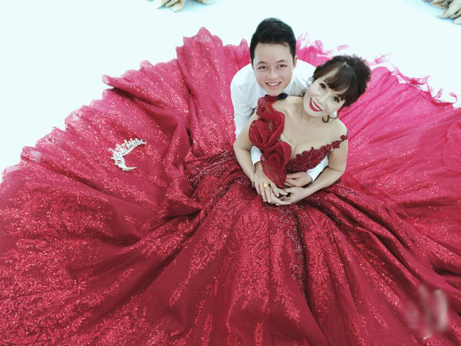 Cô dâu 62 tuổi từng nằm ôm chồng khóc 2 ngày vì hứng hơn 4000 bình luận chửi rủa sau 1 đêm