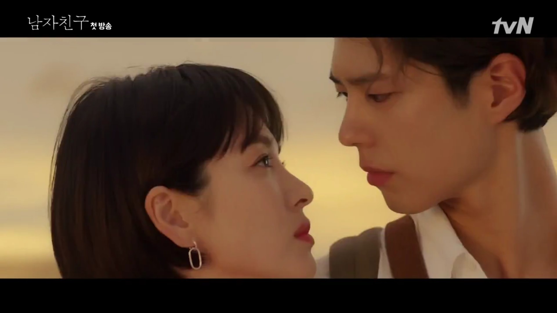 Encounter tập 1: Gia thế khủng của Song Hye Kyo khiến Park Bo Gum chùn bước?