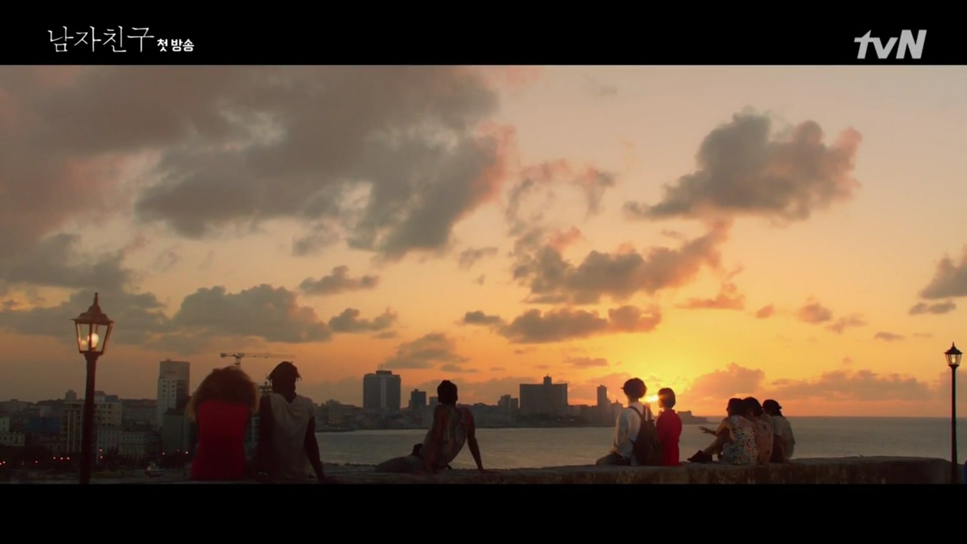 Encounter tập 1: Gia thế khủng của Song Hye Kyo khiến Park Bo Gum chùn bước?