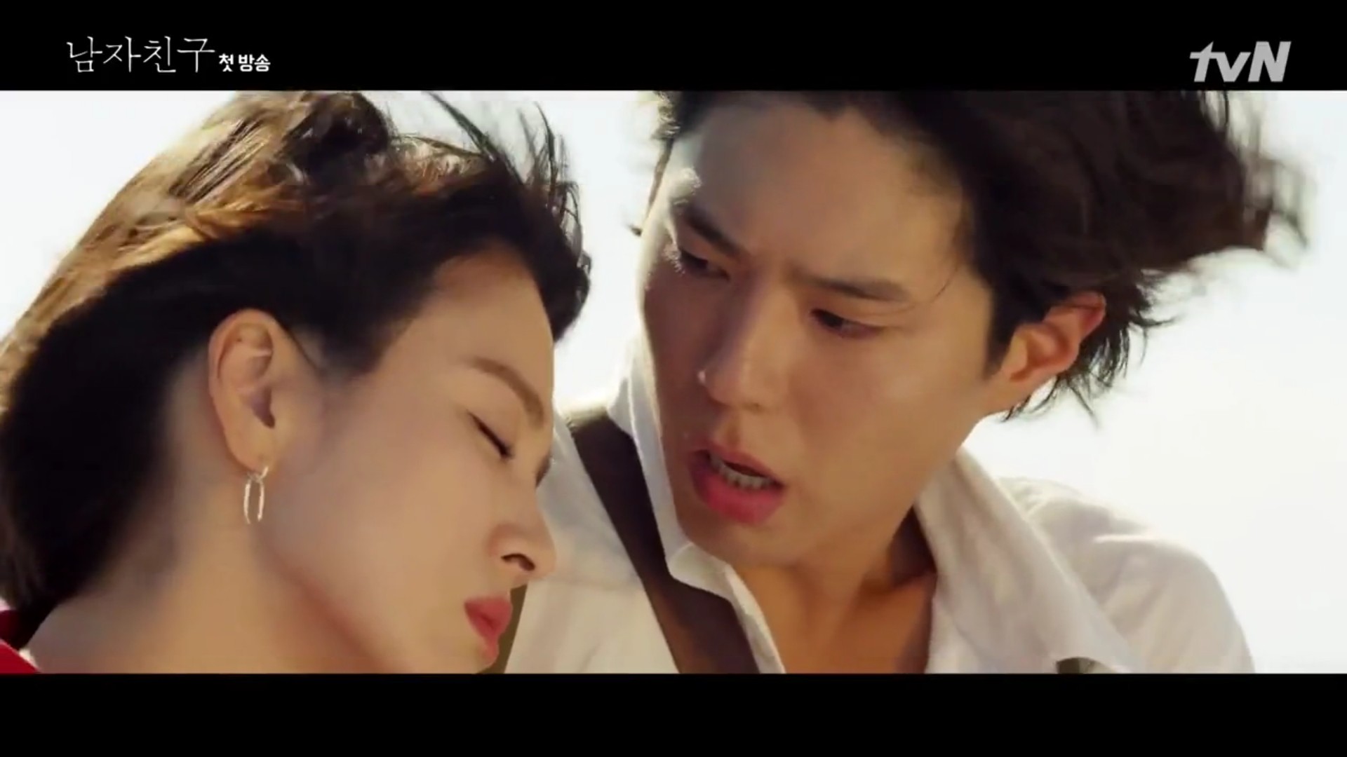 Encounter tập 1: Gia thế khủng của Song Hye Kyo khiến Park Bo Gum chùn bước?