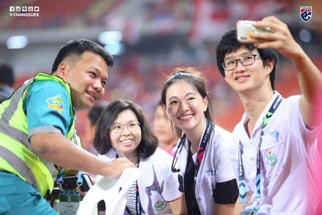 Nhan sắc của người đẹp hoa hậu làm bác sĩ tuyển Thái Lan tại AFF Cup