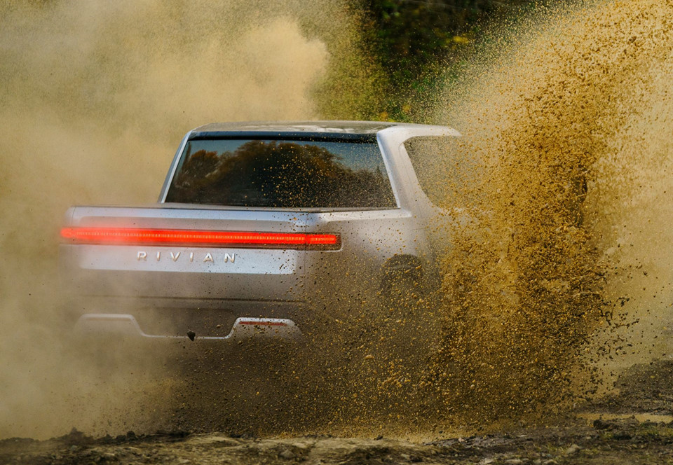 Bán tải điện tăng tốc ngang siêu xe, giá từ 61.000 USD