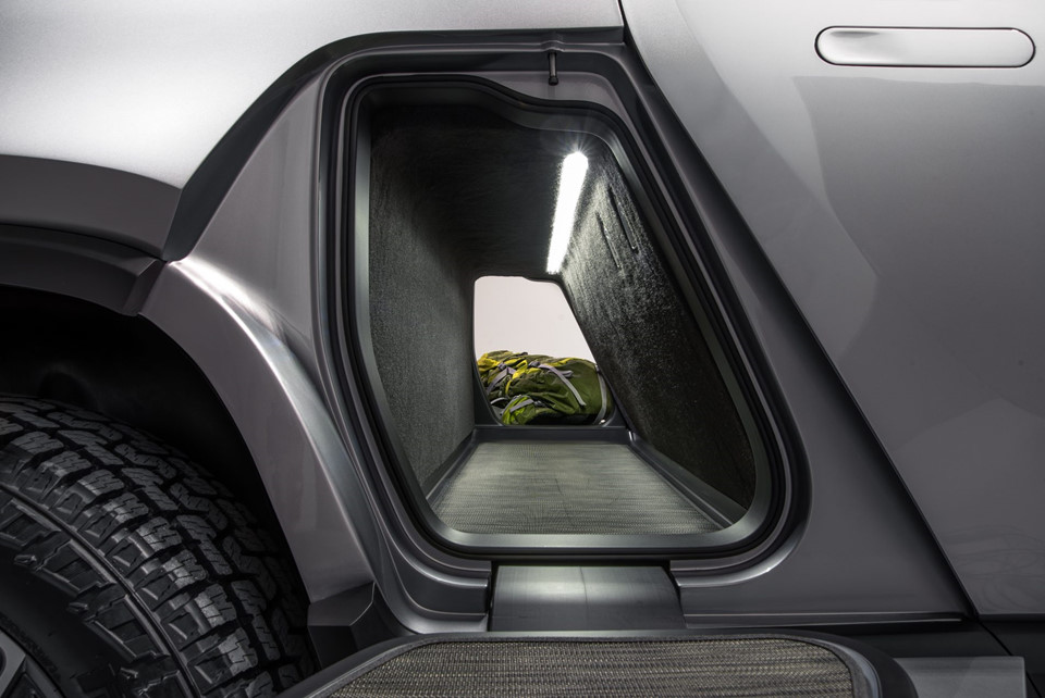 Bán tải điện tăng tốc ngang siêu xe, giá từ 61.000 USD