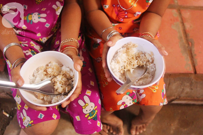 Xót cảnh mẹ bị câm điếc ú ớ rồi chết, hai đứa trẻ 6 và 9 tuổi mồ côi mẹ không có tiền đi học