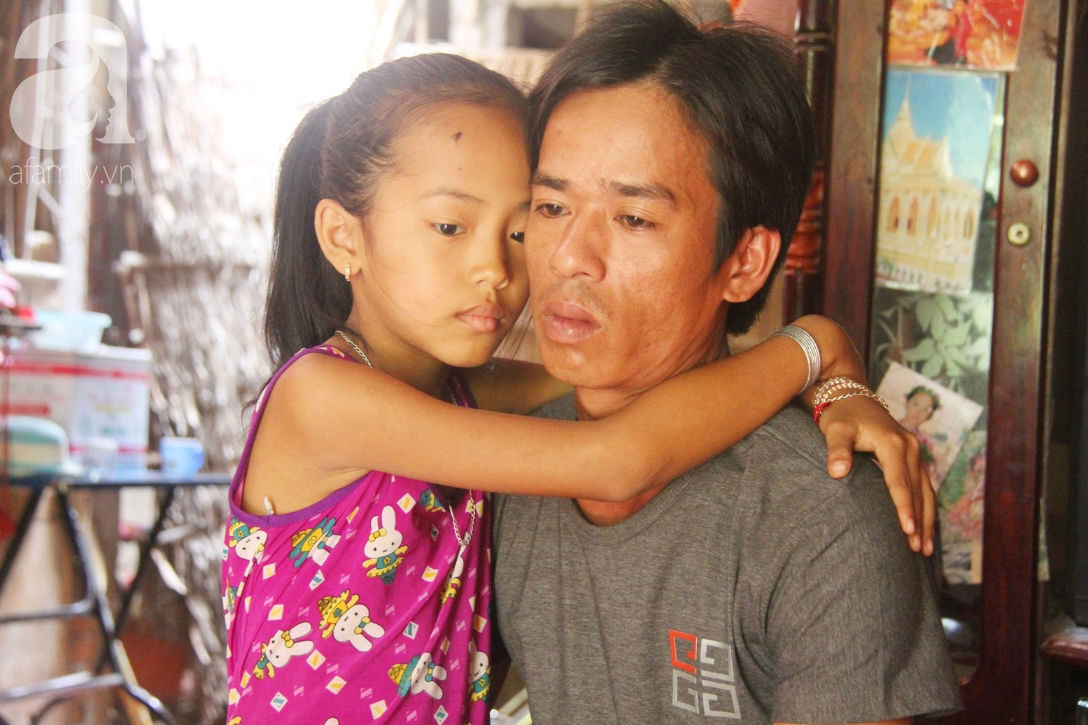 Xót cảnh mẹ bị câm điếc ú ớ rồi chết, hai đứa trẻ 6 và 9 tuổi mồ côi mẹ không có tiền đi học