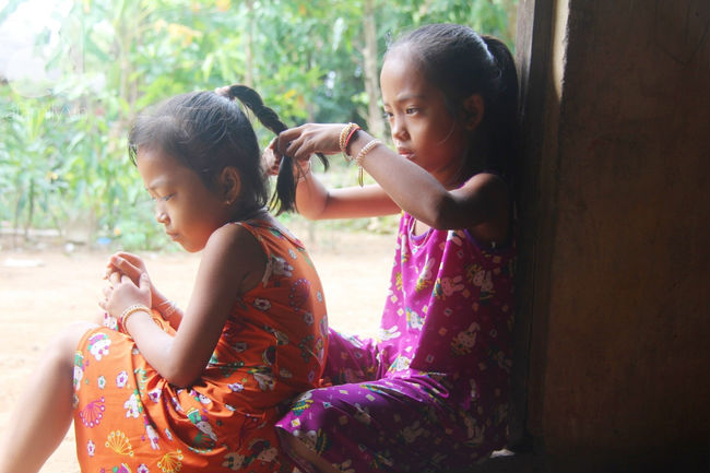 Xót cảnh mẹ bị câm điếc ú ớ rồi chết, hai đứa trẻ 6 và 9 tuổi mồ côi mẹ không có tiền đi học