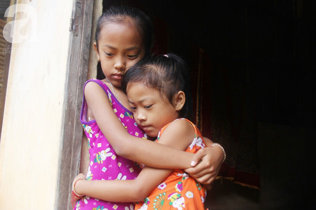 Xót cảnh mẹ bị câm điếc ú ớ rồi chết, hai đứa trẻ 6 và 9 tuổi mồ côi mẹ không có tiền đi học