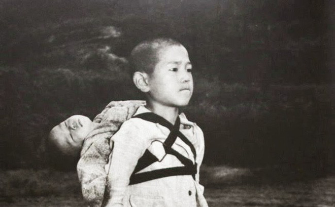 Bức ảnh cậu bé cõng em đã chết trên lưng và câu chuyện về khoảnh khắc khiến nhiếp ảnh gia ám ảnh suốt đời