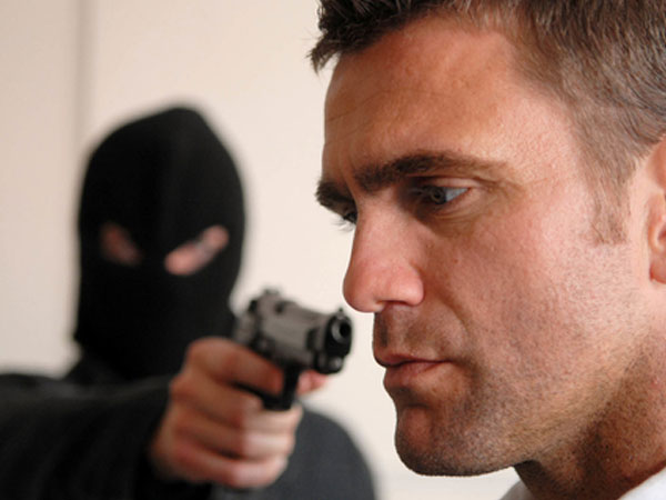 Mẹo giữ mạng sống khi bị uy hiếp bằng súng
