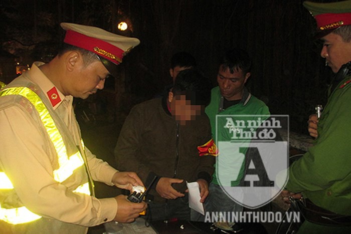 Lái xe ôm trước cổng bến xe Giáp Bát vừa tác nghiệp, vừa tranh thủ ôm ma túy