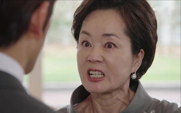 Tôi vừa trải qua cơn thập tử nhất sinh trên bàn đẻ, mẹ chồng ép tôi phải ly hôn vì một lý do quá quắt chưa từng thấy