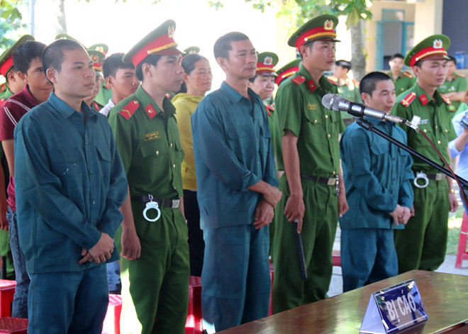 9 bị cáo chặn xe, tấn công trụ sở Cảnh sát PCCC ở Bình Thuận lĩnh án