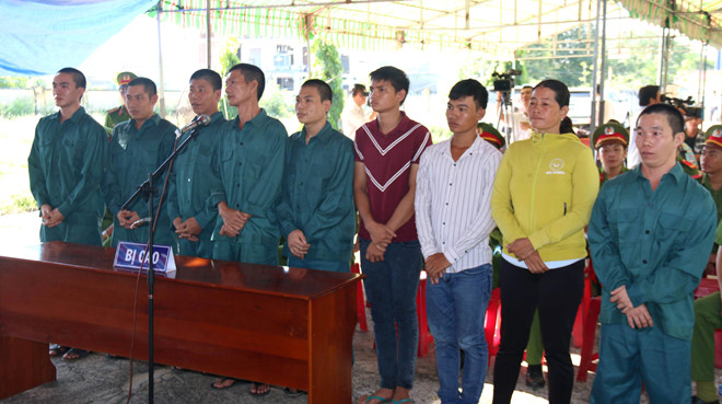 9 bị cáo chặn xe, tấn công trụ sở Cảnh sát PCCC ở Bình Thuận lĩnh án