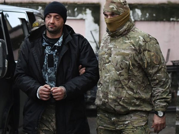 Nóng Nga-Ukraine: Crimea bắt toàn bộ thủy thủ từ tàu Ukraine bị giữ