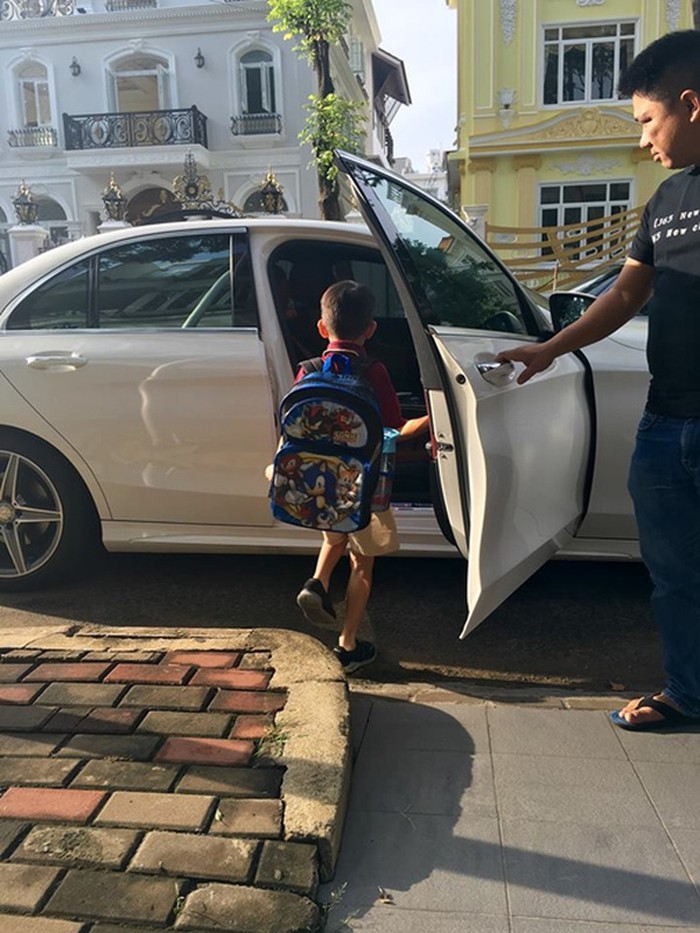 Cuộc sống của những cô chiêu, cậu ấm nhà sao Việt: Ở biệt thự triệu đô, học phí mỗi năm lên đến hàng trăm triệu