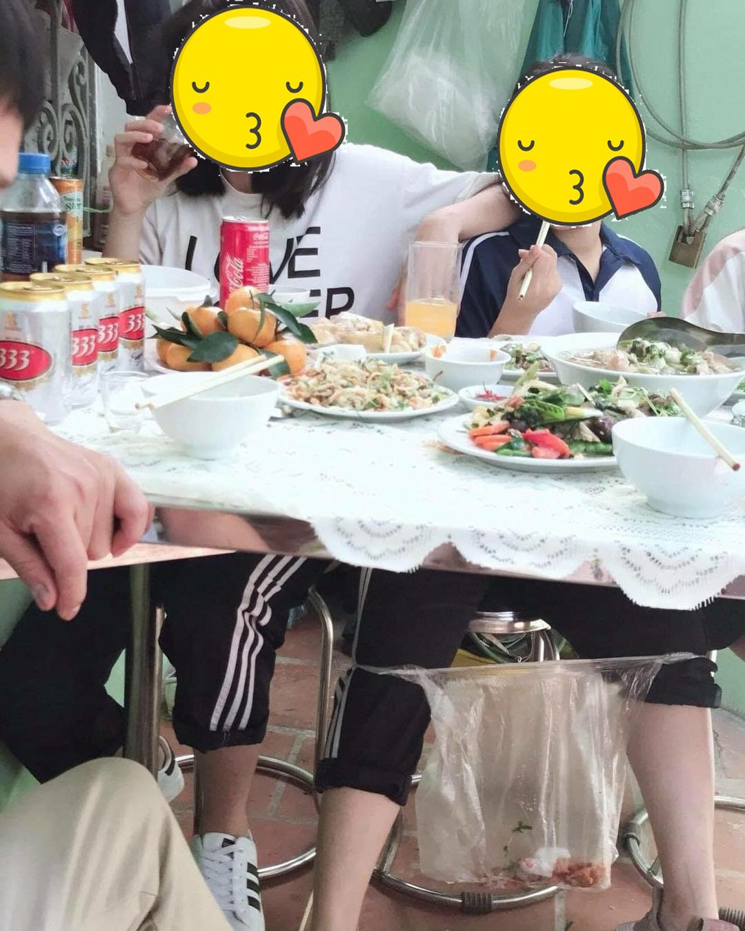 Khi các boss gặp con sen có tâm: Đi ăn cỗ cũng nhăm nhe lấy phần về cho boss ở nhà