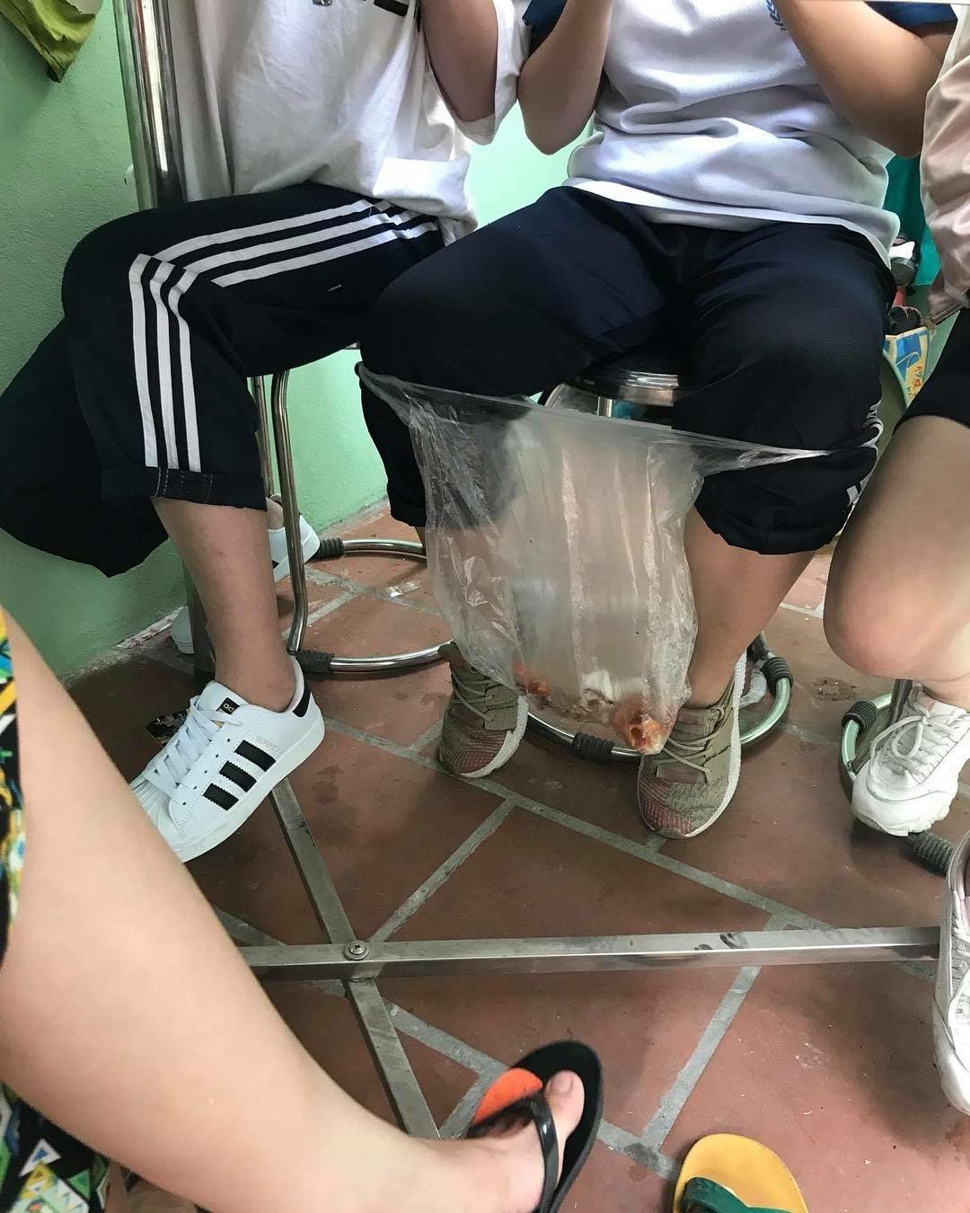 Khi các boss gặp con sen có tâm: Đi ăn cỗ cũng nhăm nhe lấy phần về cho boss ở nhà