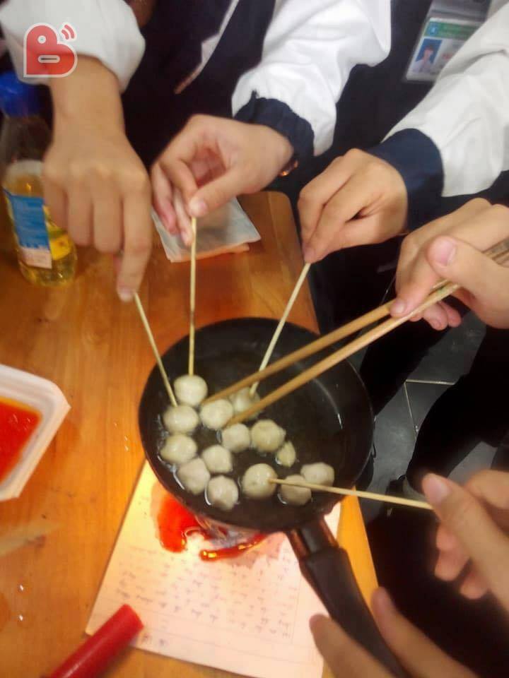 Khi bạn thèm trà sữa nhưng lại đang trong giờ học, nữ sinh này sẽ gợi ý cho bạn giải pháp tuyệt vời đấy