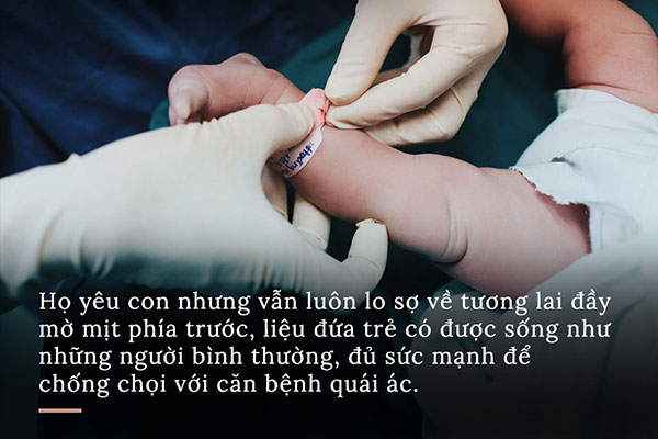 Nơi bác sĩ phải mặc áo mưa, đeo 3 lớp găng tay trong phòng mổ
