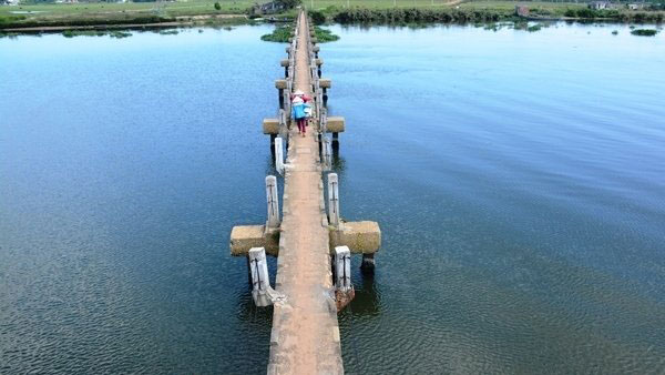 Đứng tim nhìn thanh niên loạng choạng lách qua cầu vĩnh biệt