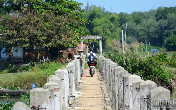 Đứng tim nhìn thanh niên loạng choạng lách qua cầu vĩnh biệt