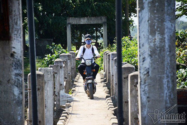 Đứng tim nhìn thanh niên loạng choạng lách qua cầu vĩnh biệt