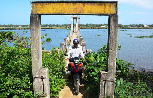 Đứng tim nhìn thanh niên loạng choạng lách qua cầu vĩnh biệt