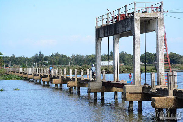 Đứng tim nhìn thanh niên loạng choạng lách qua cầu vĩnh biệt