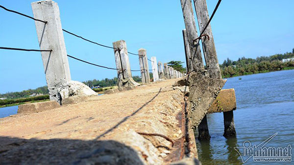 Đứng tim nhìn thanh niên loạng choạng lách qua cầu vĩnh biệt