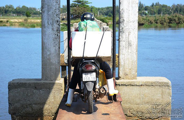 Đứng tim nhìn thanh niên loạng choạng lách qua cầu vĩnh biệt