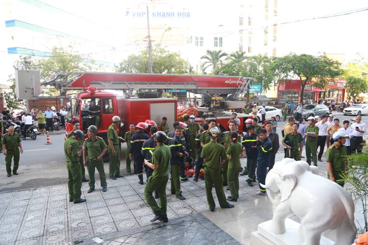 Nha Trang: Khách sạn 4 sao bốc cháy, nhều người hoảng loạn