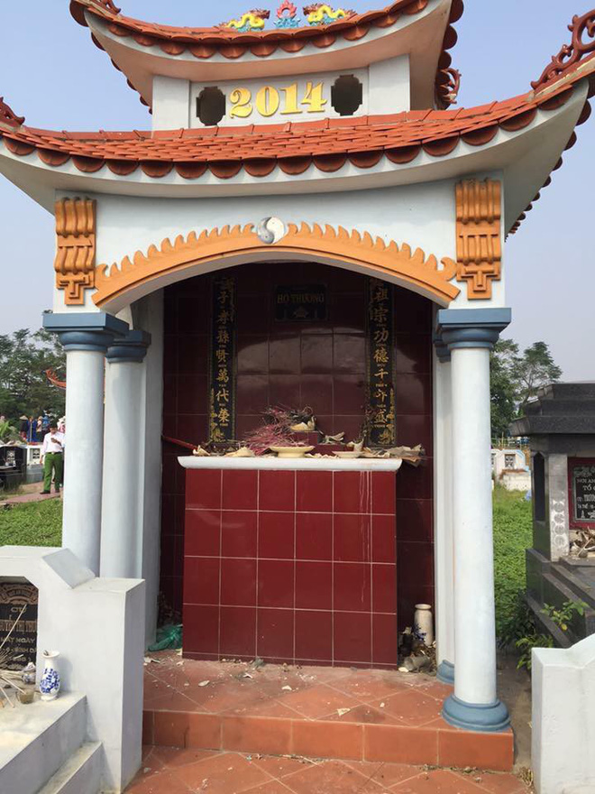 Rạng sáng, người dân phát hiện hàng chục ngôi mộ bị đập phá bát hương