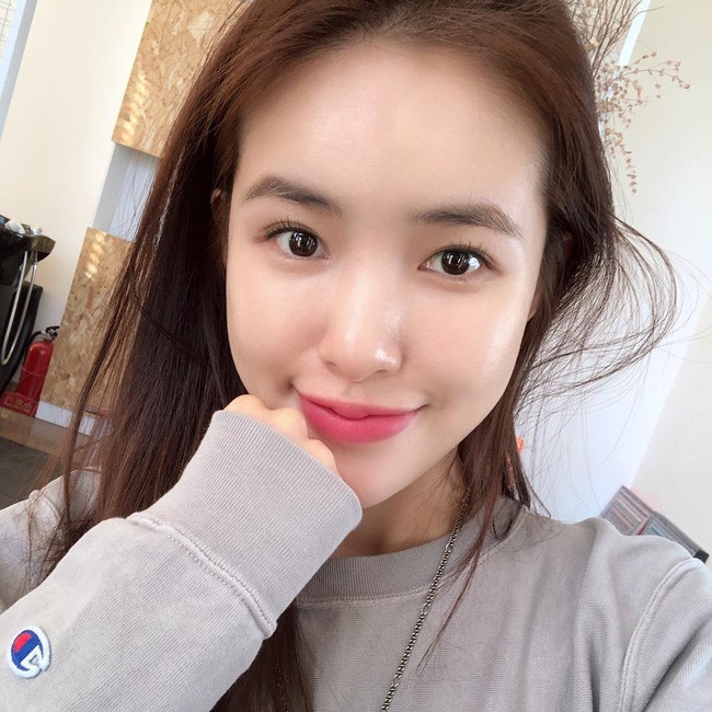 Bạn sẽ cưng lọ xịt khoáng của mình lắm nếu biết ngoài cấp ẩm thần tốc, nó còn có 4 công dụng này